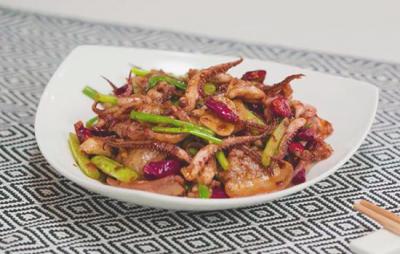 ?教你做干鍋魷魚(yú)，香辣過(guò)癮，招待客人簡(jiǎn)單又快捷！