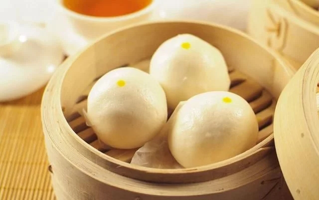 說到面食，它主要就是以面粉制作成的食物，并且各個地方都有不同種類的面食，尤其是愛吃面食的北方地區來說，基本上餐餐都離不開面食的存在，一般比較常見的面食有面條，包子，饅頭，油條等等，受到了人們的喜愛，有在家做過面食的朋友都知道，發面是面食制作過程中非常關鍵的一步，今天小編就來給大家分享下，面食“發面”的6個訣竅，新手也能輕松掌握。