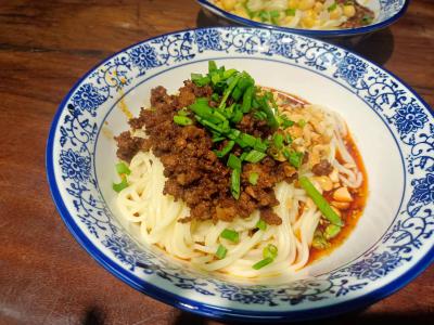 四川擔(dān)擔(dān)面食培訓(xùn)學(xué)校哪家比較好？學(xué)習(xí)正宗擔(dān)擔(dān)面食做法